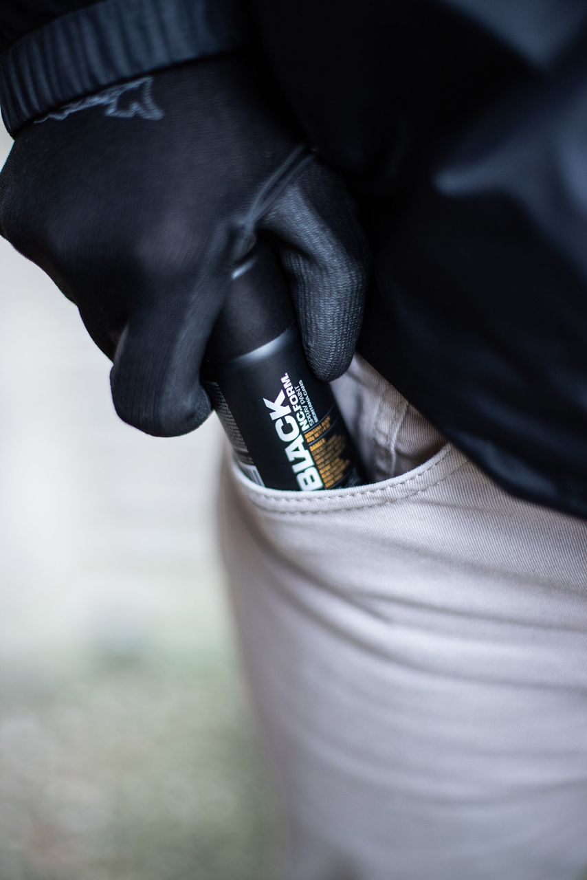Montana Black 50ml in broekzak